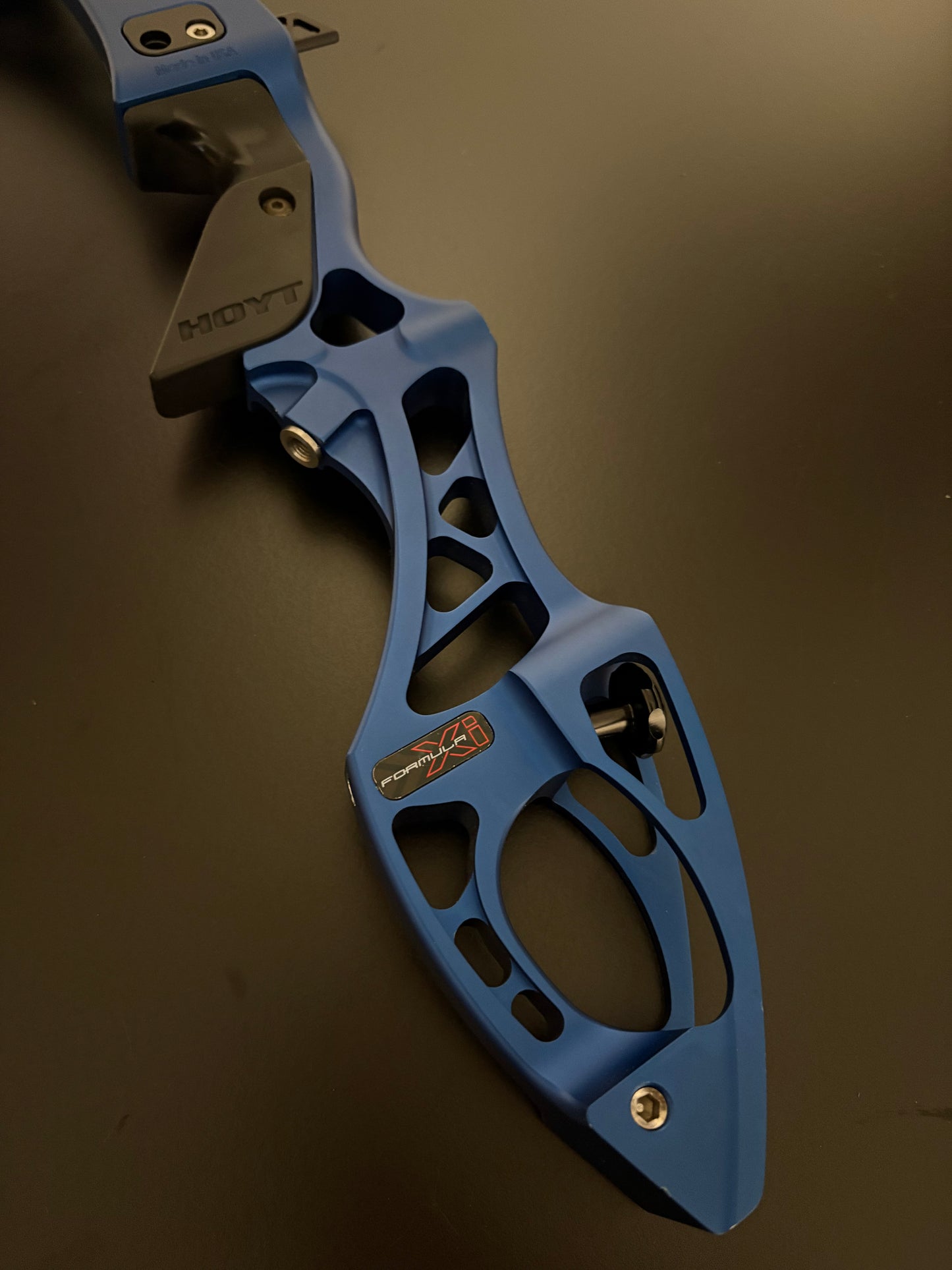 Hoyt Riser Formula XI RH Blue 25'' - Used