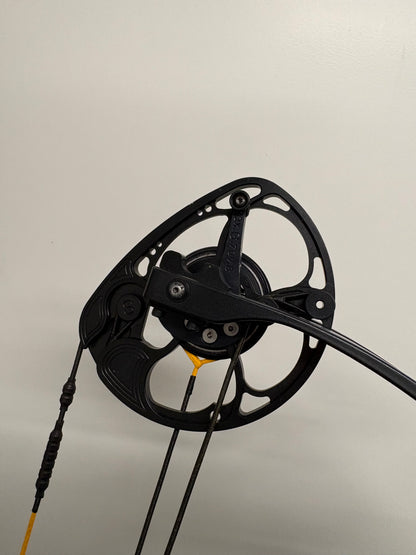 Mathews TRX 40 Compound Bow RH Black 50-60 lbs - Used