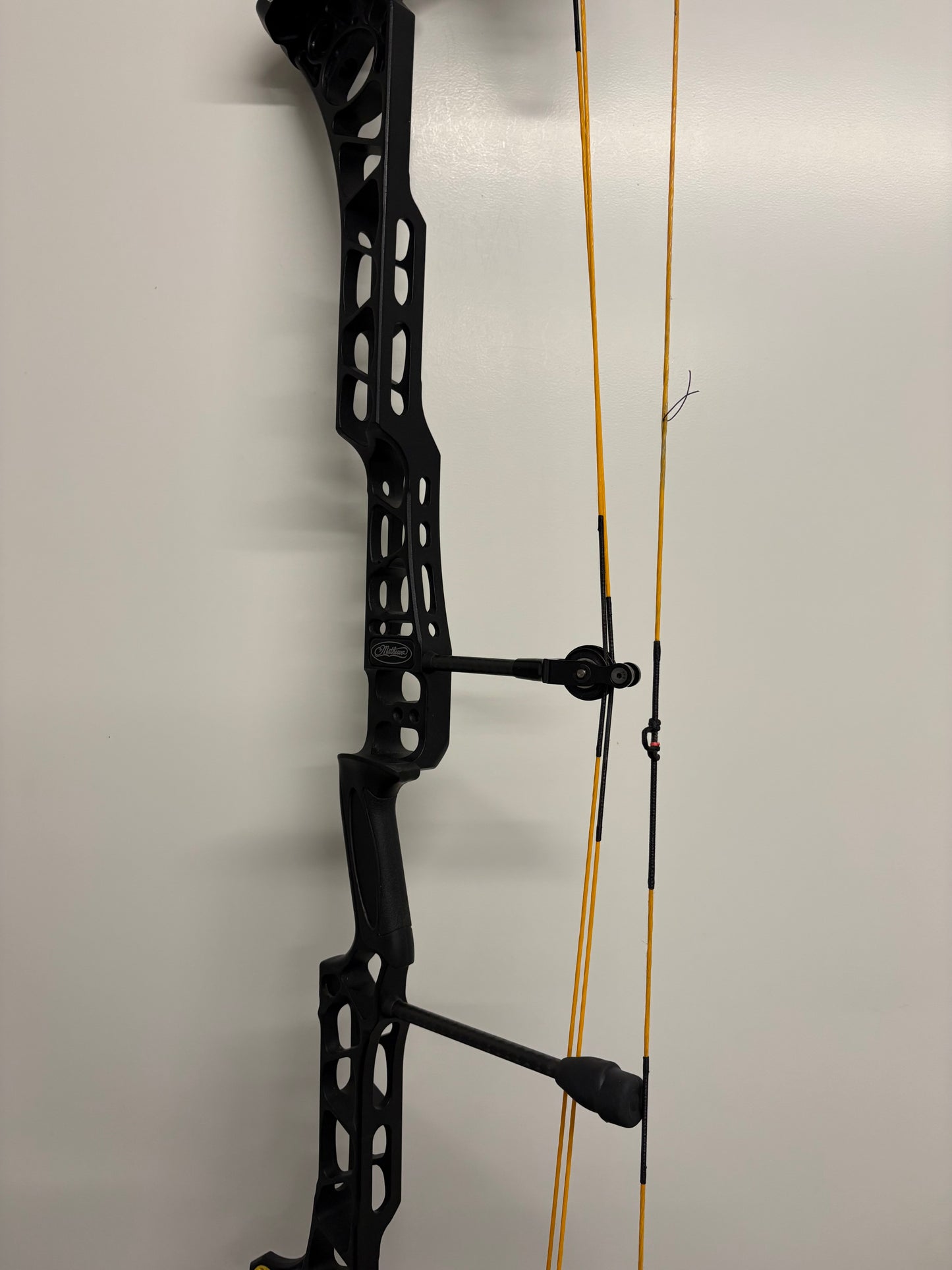 Mathews TRX 40 Compound Bow RH Black 50-60 lbs - Used