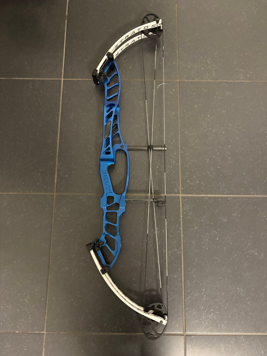 Hoyt Stratos Long Draw Compound Bow RH Cosmo Blue SVX-W #5 53-63 lbs - Used