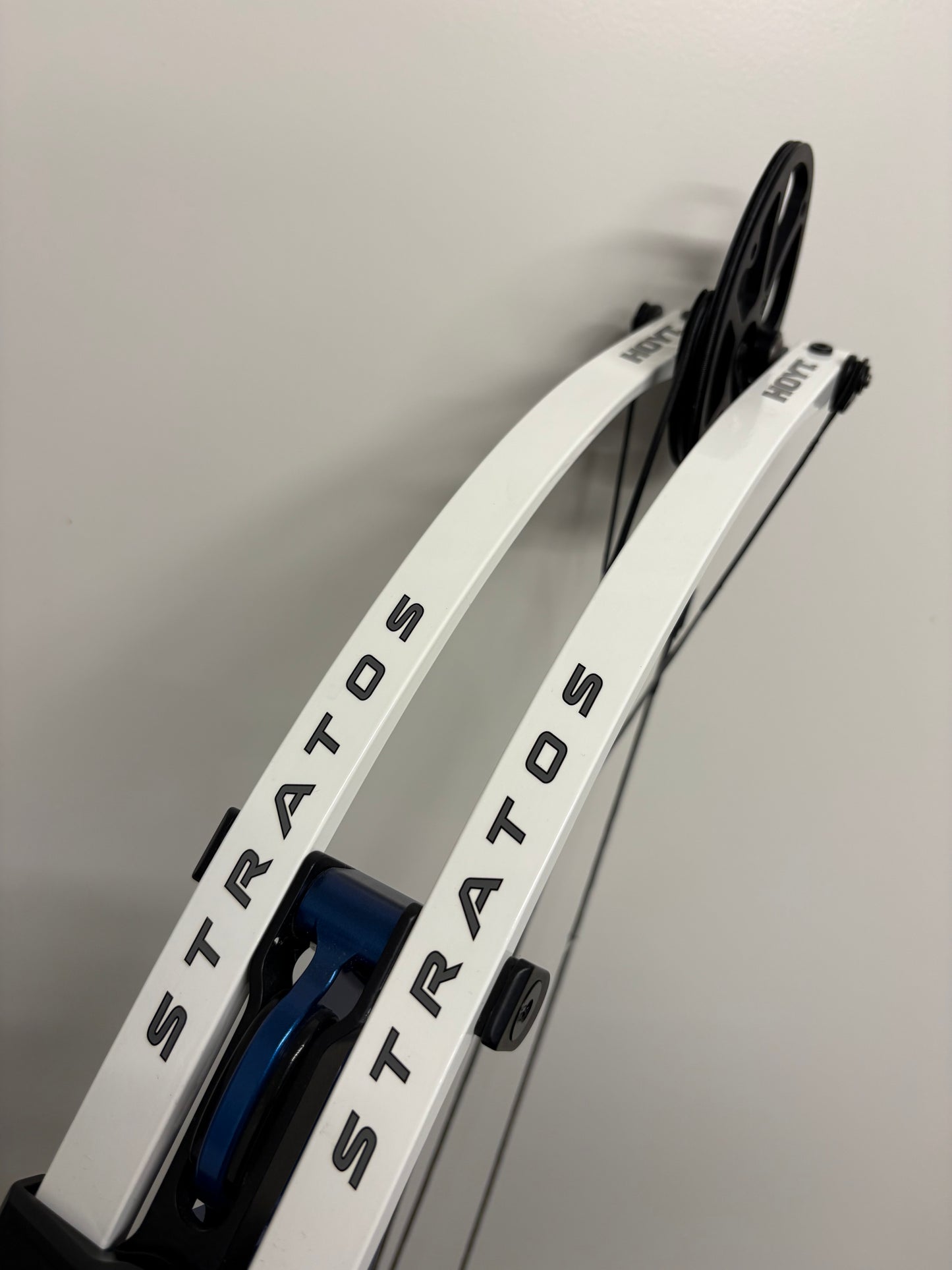 Hoyt Stratos Long Draw Compound Bow RH Cosmo Blue SVX-W #5 53-63 lbs - Used