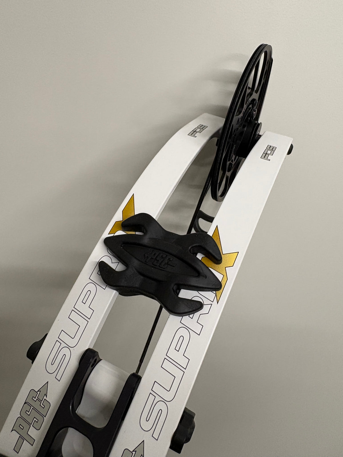 PSE Supra X 40 SE2 Compound Bow RH White 40-50 lbs - Show Model