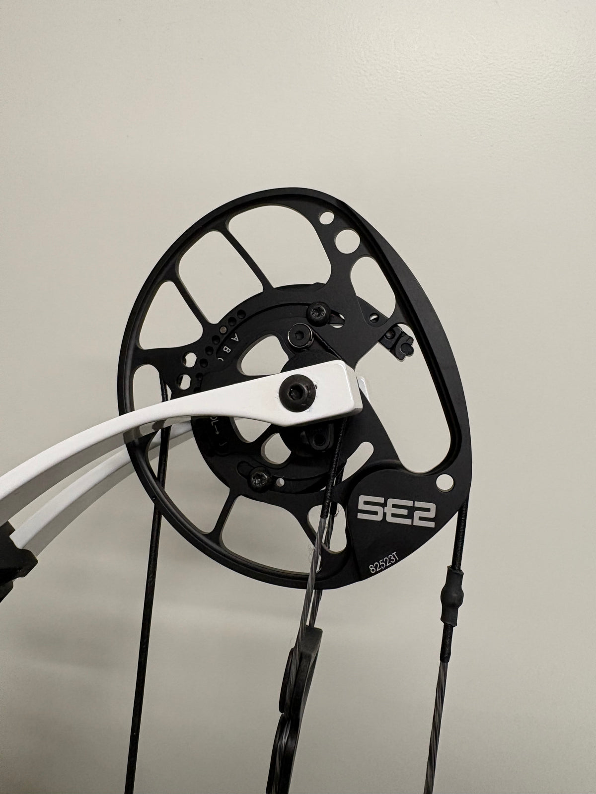PSE Supra X 40 SE2 Compound Bow RH White 40-50 lbs - Show Model