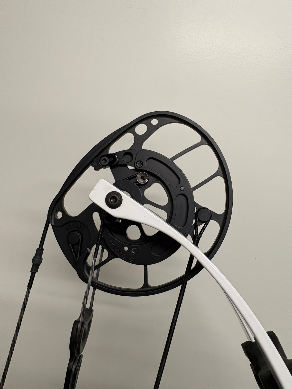 PSE Supra X 40 SE2 Compound Bow RH White 40-50 lbs - Show Model