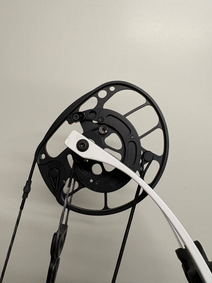 PSE Supra X 40 SE2 Compound Bow RH White 40-50 lbs - Show Model