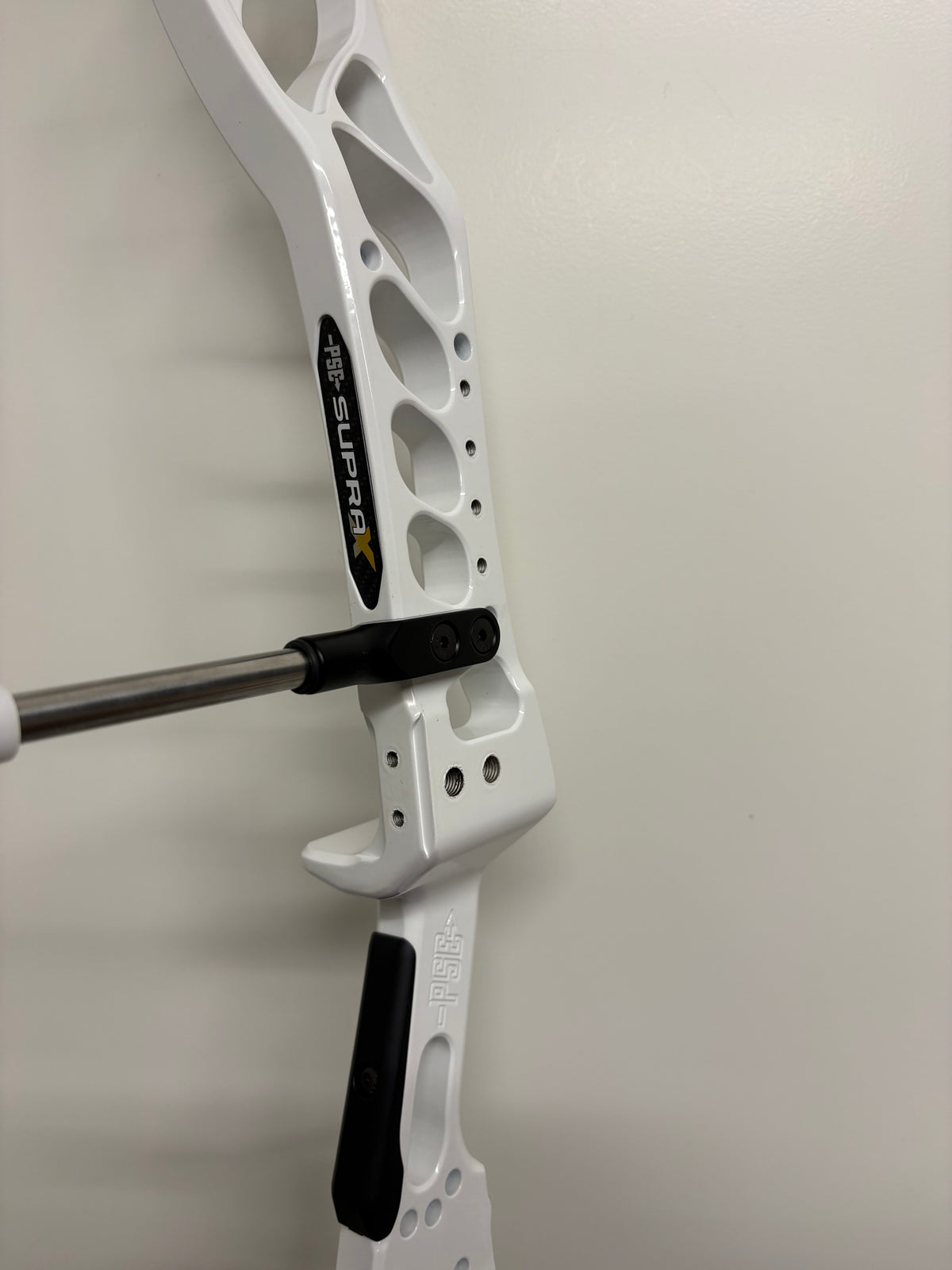 PSE Supra X 40 SE2 Compound Bow RH White 40-50 lbs - Show Model