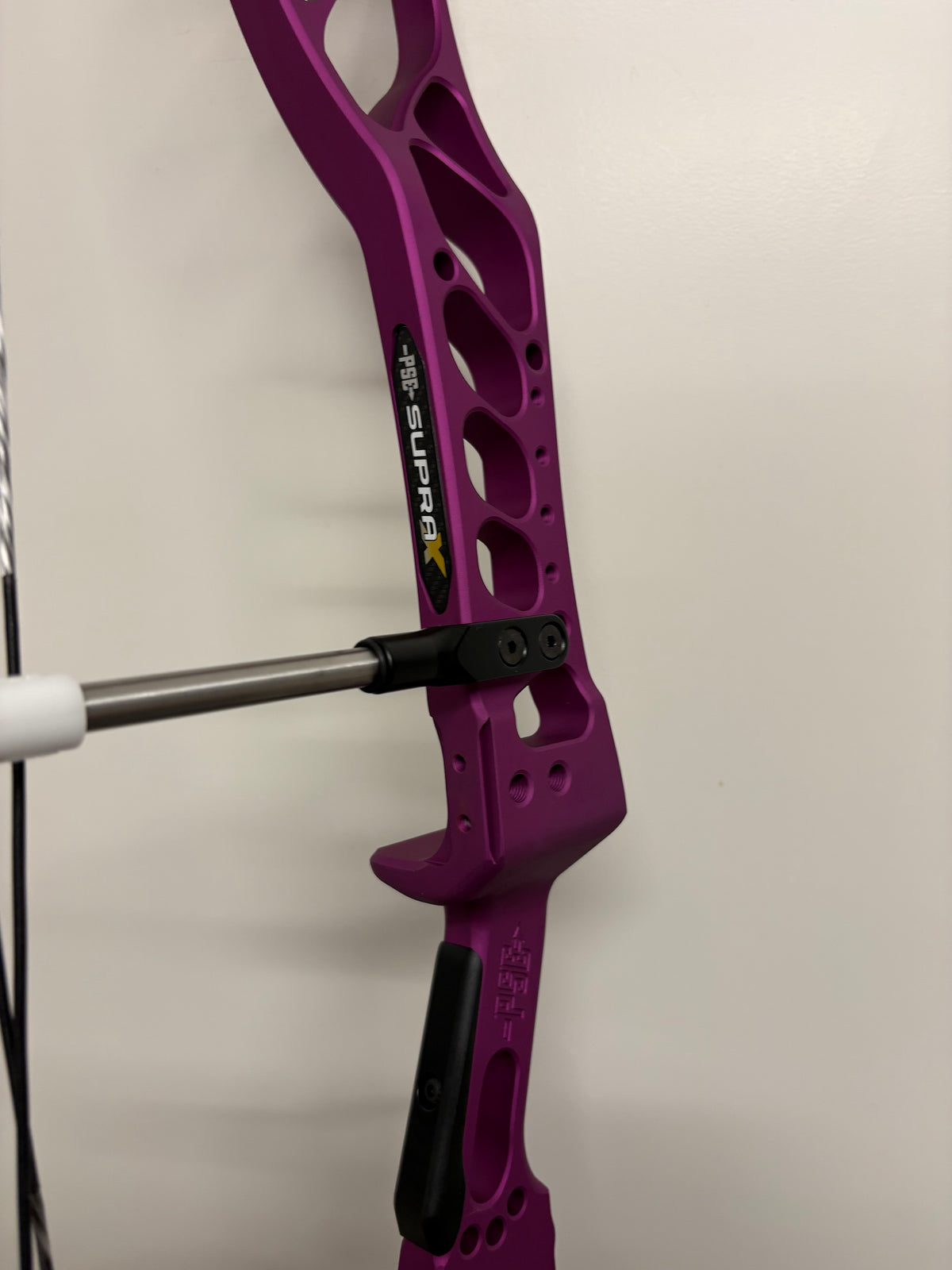 PSE Supra X 40 SE2 Compound Bow RH Purple 40-50 lbs - NEW