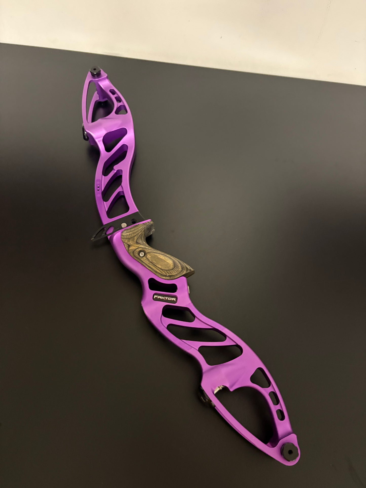 Hoyt Riser Faktor Formula RH Purple 25'' - Used