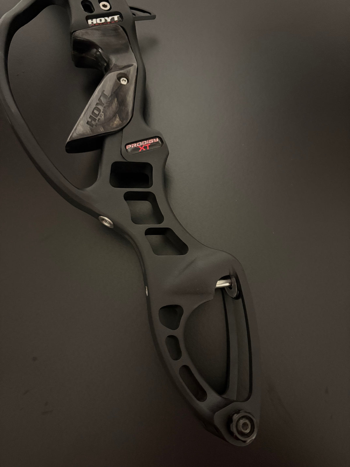 Hoyt Riser Prodigy XT Formula RH Black Out 25'' - Used