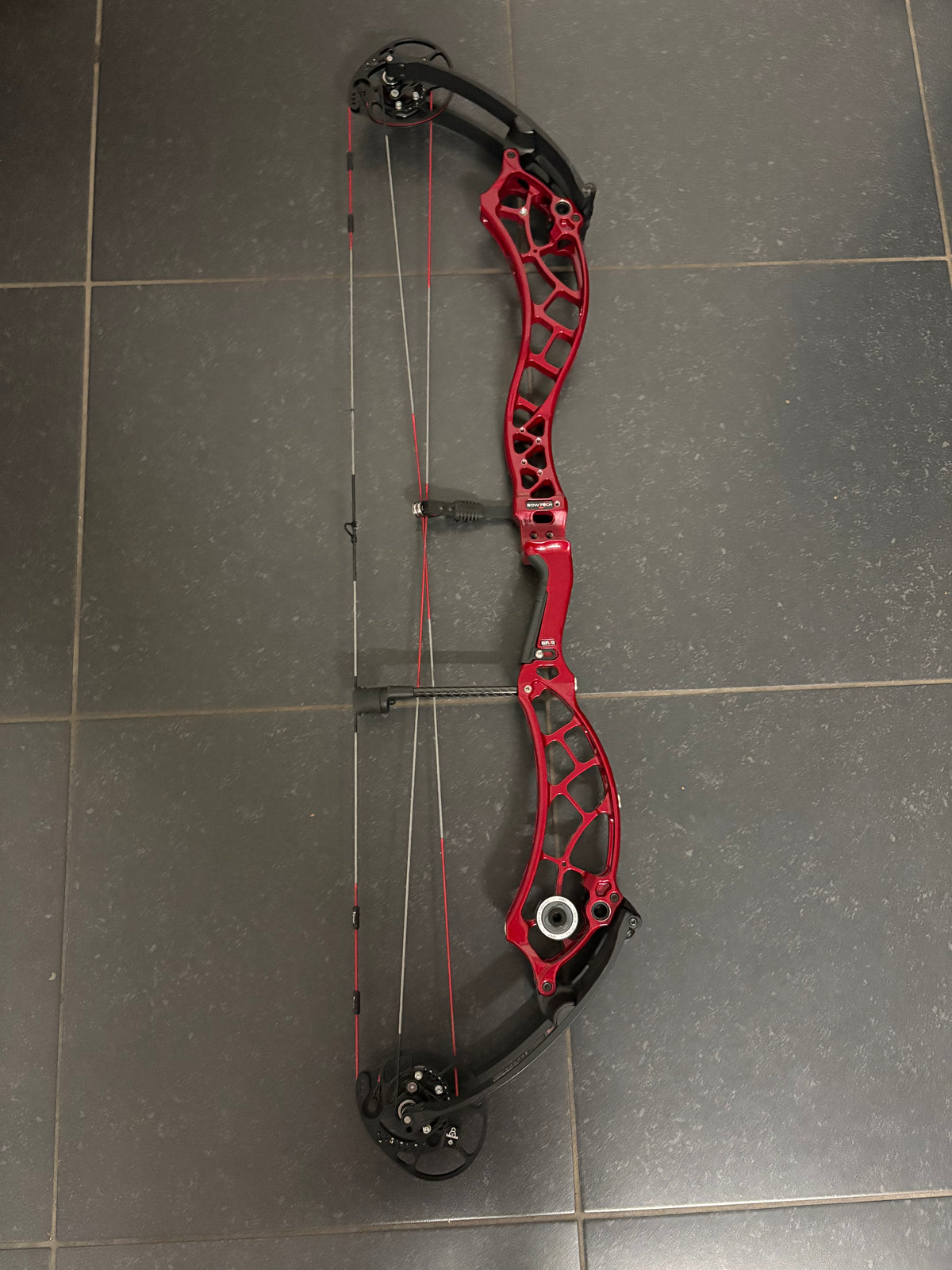 Bowtech Reckoning 39 Gen2 Compound Bow LH Illusion Red 50-60 lbs Medium Cam - Used
