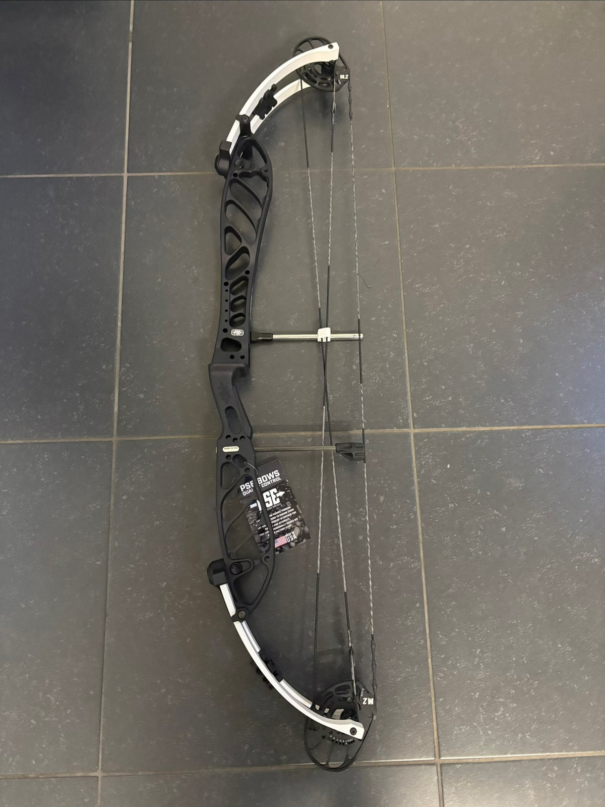 PSE Supra X 40 M2 Compound Bow RH Black 50-60 lbs - NEW (kopie)