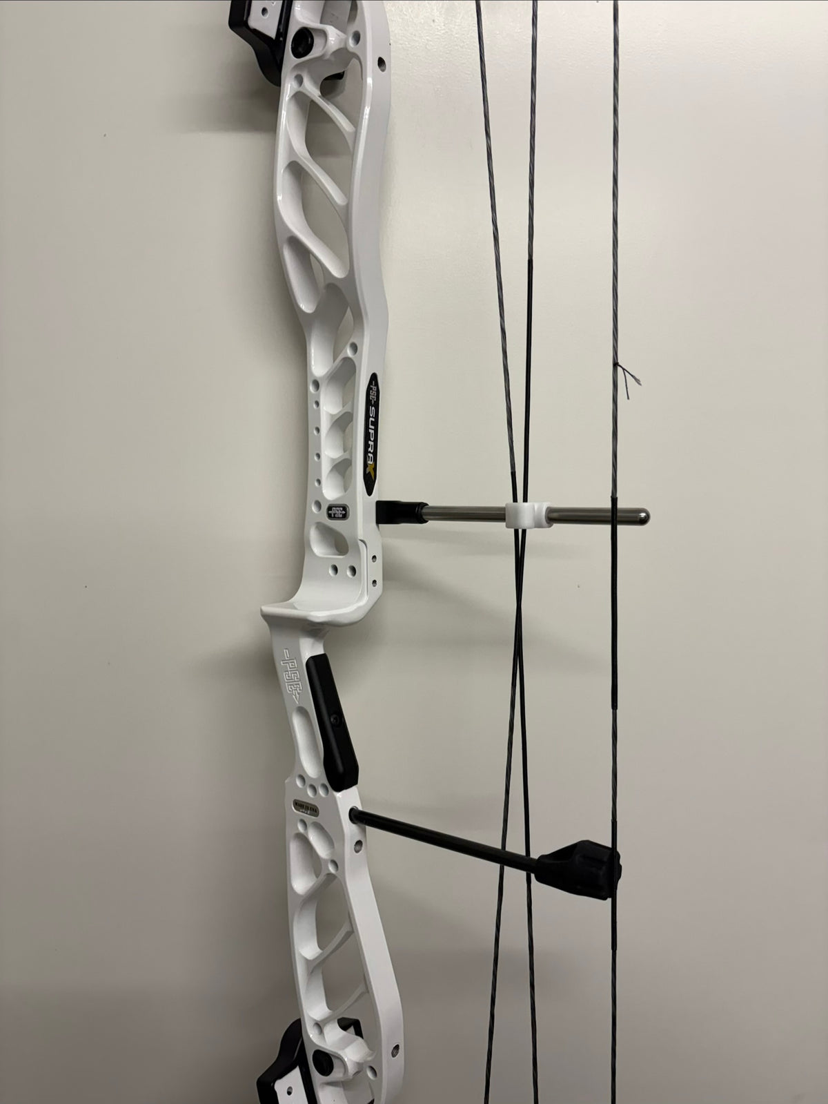PSE Supra X 40 SE2 Compound Bow RH White 40-50 lbs - Show Model