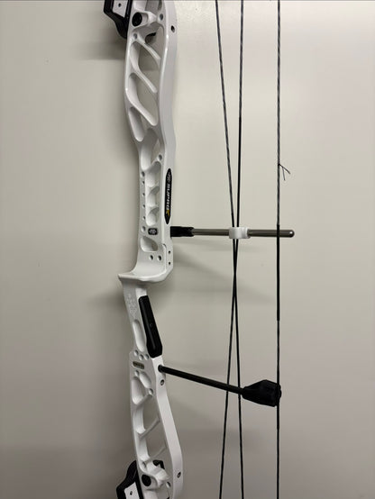 PSE Supra X 40 SE2 Compound Bow RH White 40-50 lbs - Show Model