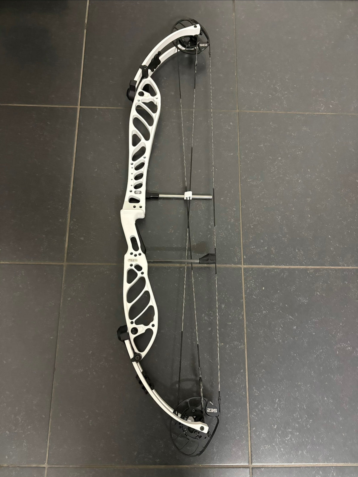 PSE Supra X 40 SE2 Compound Bow RH White 40-50 lbs - Show Model