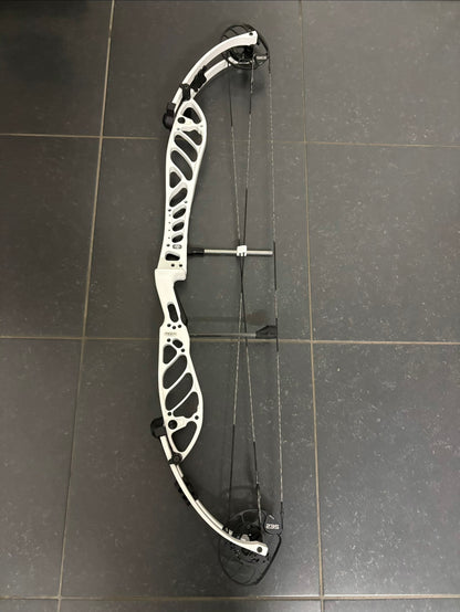 PSE Supra X 40 SE2 Compound Bow RH White 40-50 lbs - Show Model