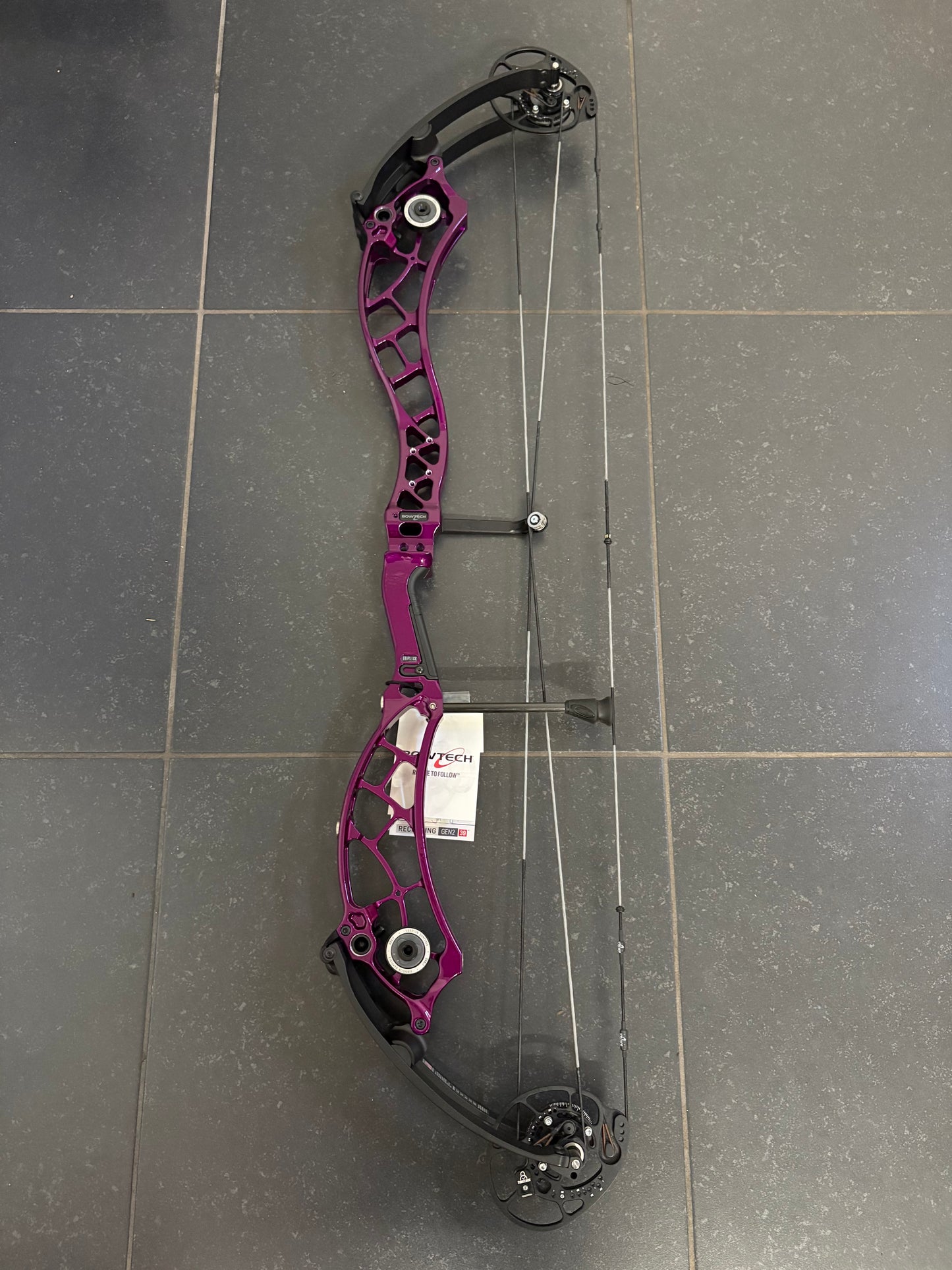 Bowtech Reckoning 39 Gen2 Compound Bow RH Illusion Violet 50-60 lbs Medium Cam - NEW