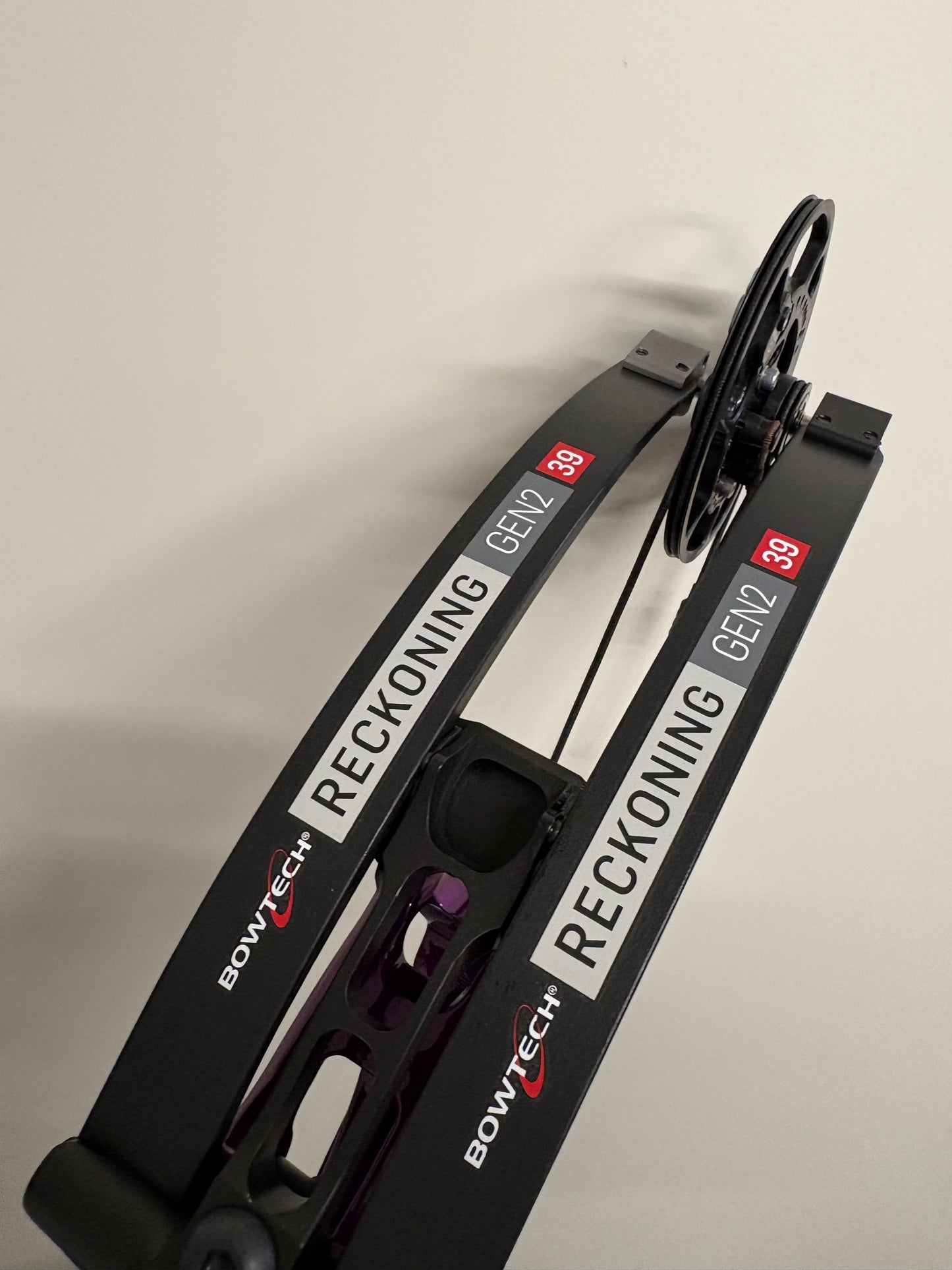 Bowtech Reckoning 39 Gen2 Compound Bow RH Illusion Violet 50-60 lbs Medium Cam - NEW