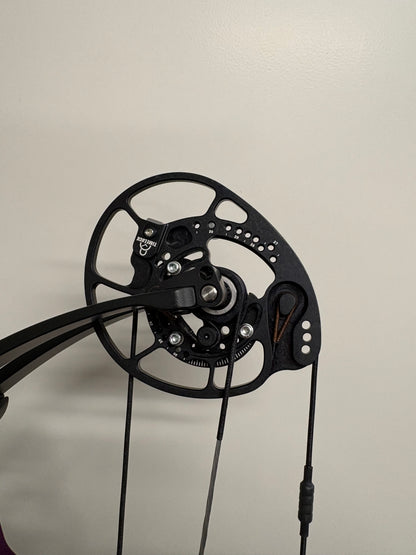 Bowtech Reckoning 39 Gen2 Compound Bow RH Illusion Violet 50-60 lbs Medium Cam - NEW