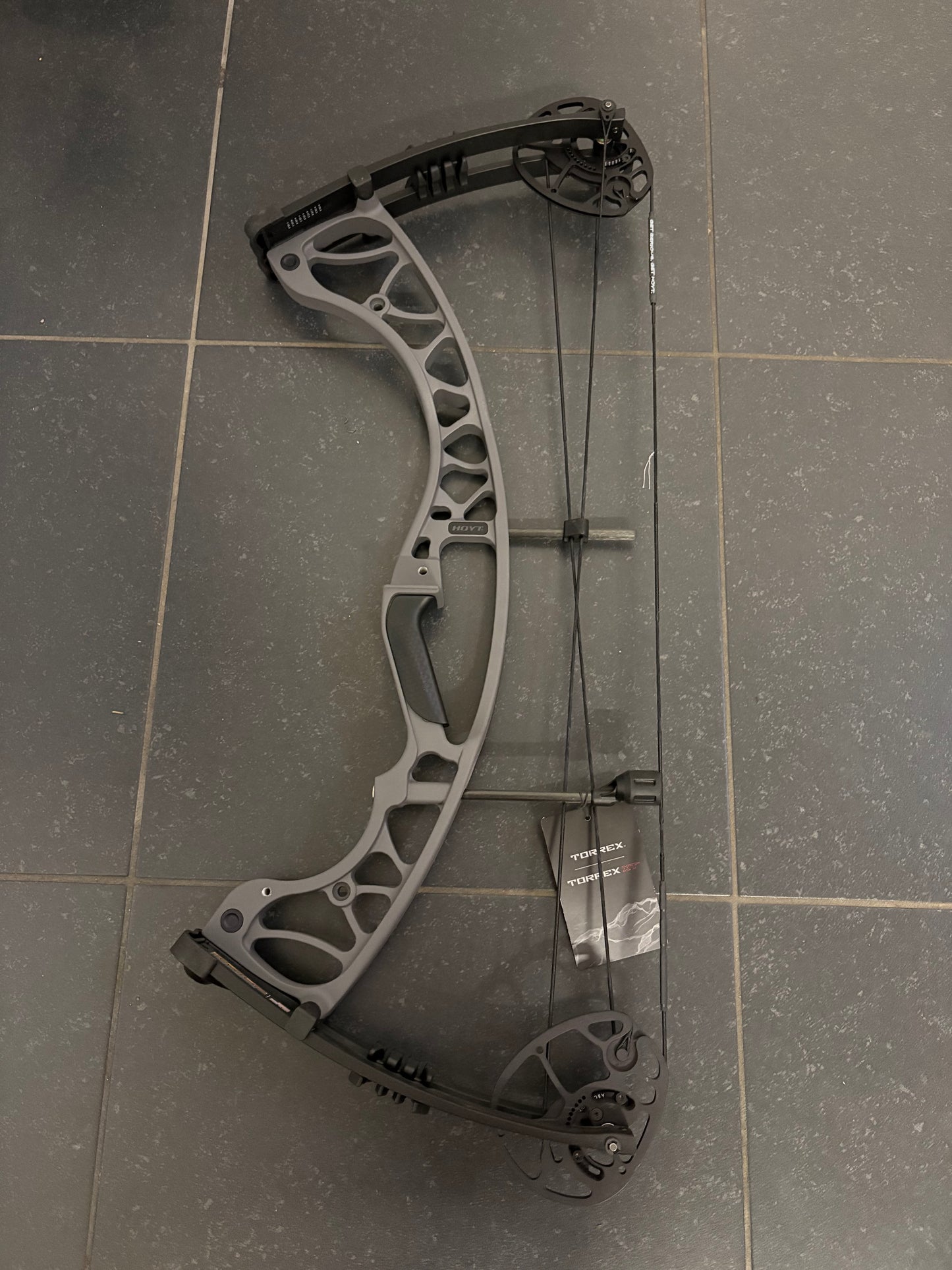Hoyt Torrex Compound Bow RH Tomstone 60-70 lbs - Show Model