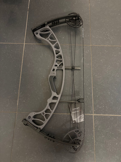 Hoyt Torrex Compound Bow RH Tomstone 60-70 lbs - Show Model