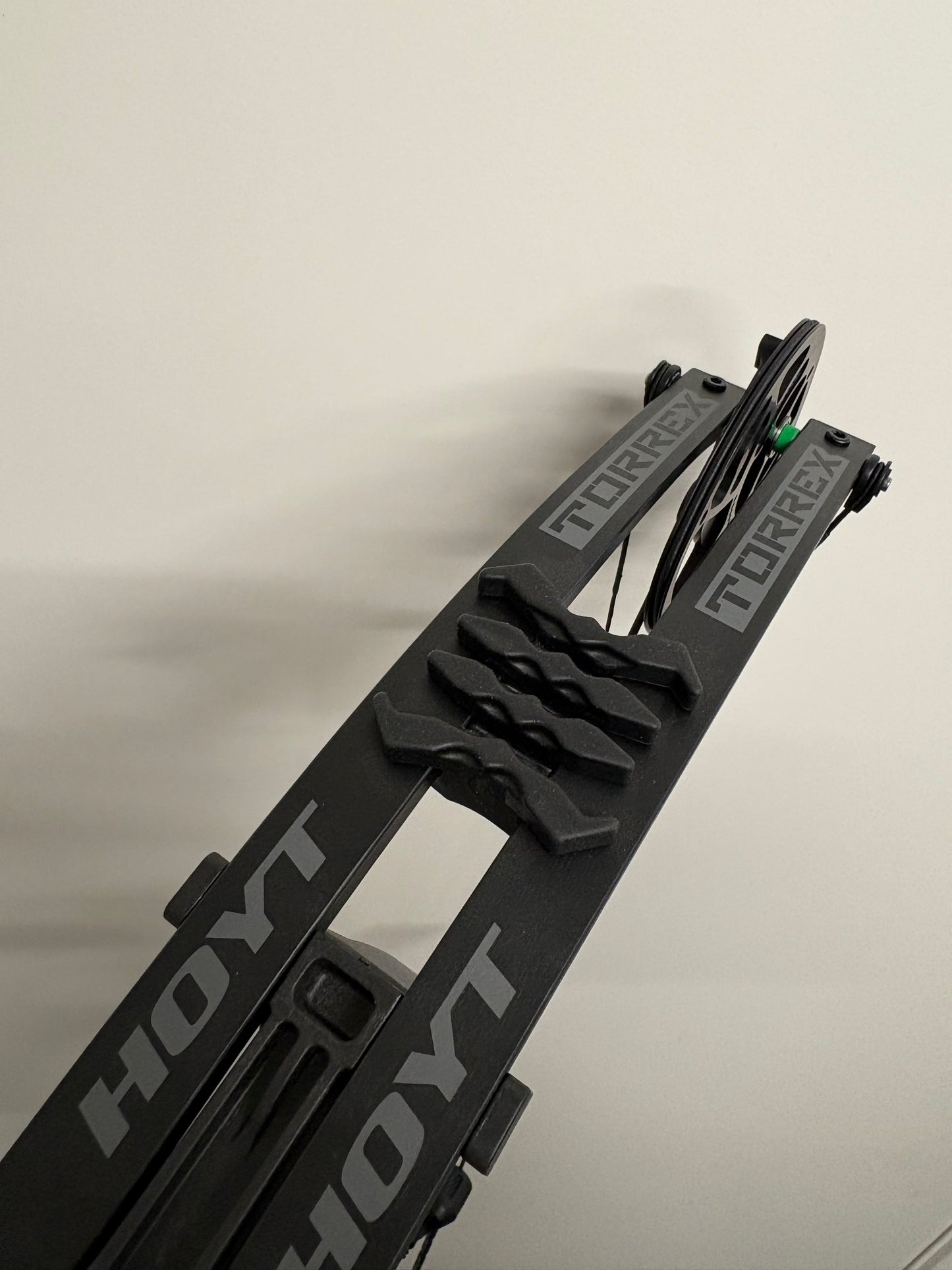 Hoyt Torrex Compound Bow RH Tomstone 60-70 lbs - Show Model