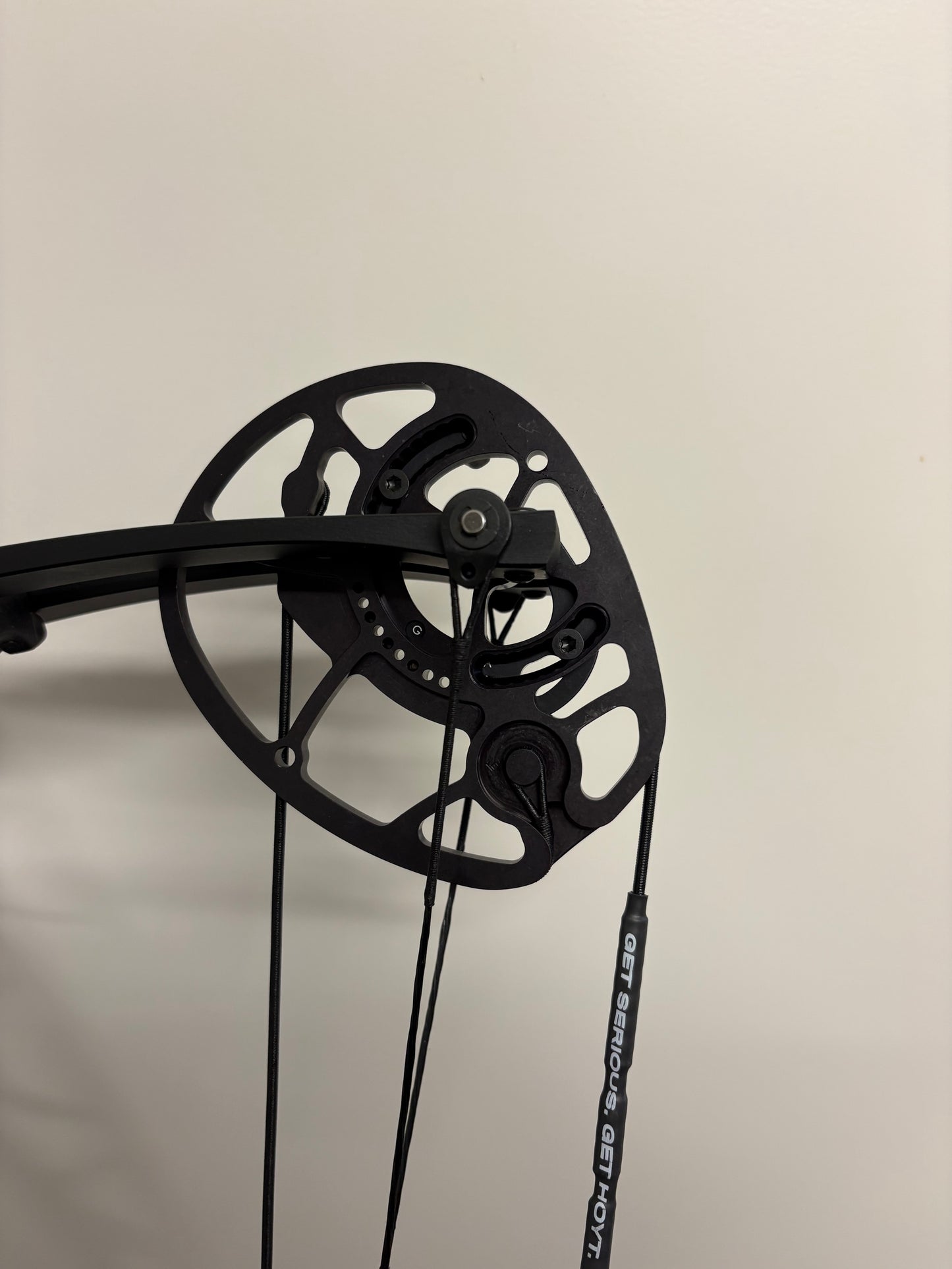Hoyt Torrex Compound Bow RH Tomstone 60-70 lbs - Show Model