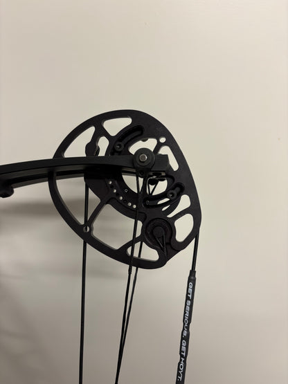 Hoyt Torrex Compound Bow RH Tomstone 60-70 lbs - Show Model