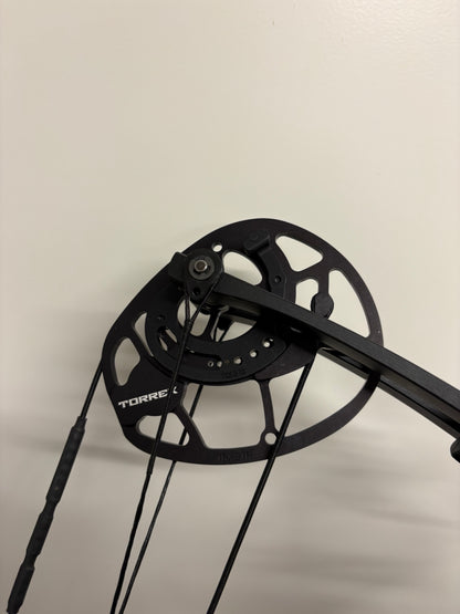 Hoyt Torrex Compound Bow RH Tomstone 60-70 lbs - Show Model