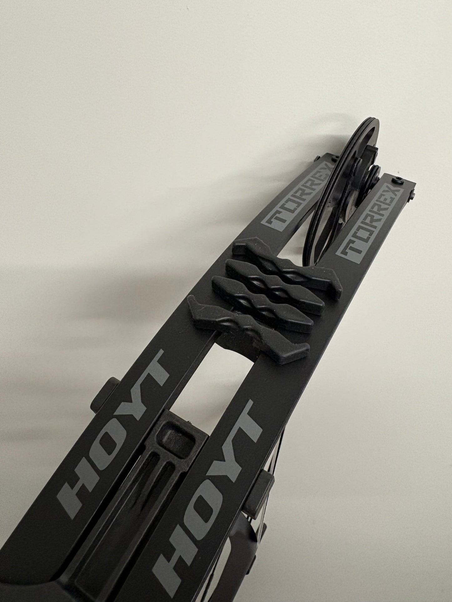 Hoyt Torrex Compound Bow RH Tomstone 60-70 lbs - Show Model