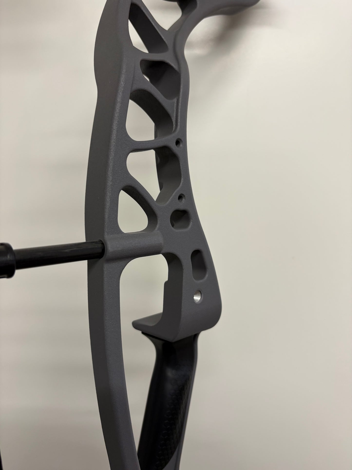 Hoyt Torrex Compound Bow RH Tomstone 60-70 lbs - Show Model