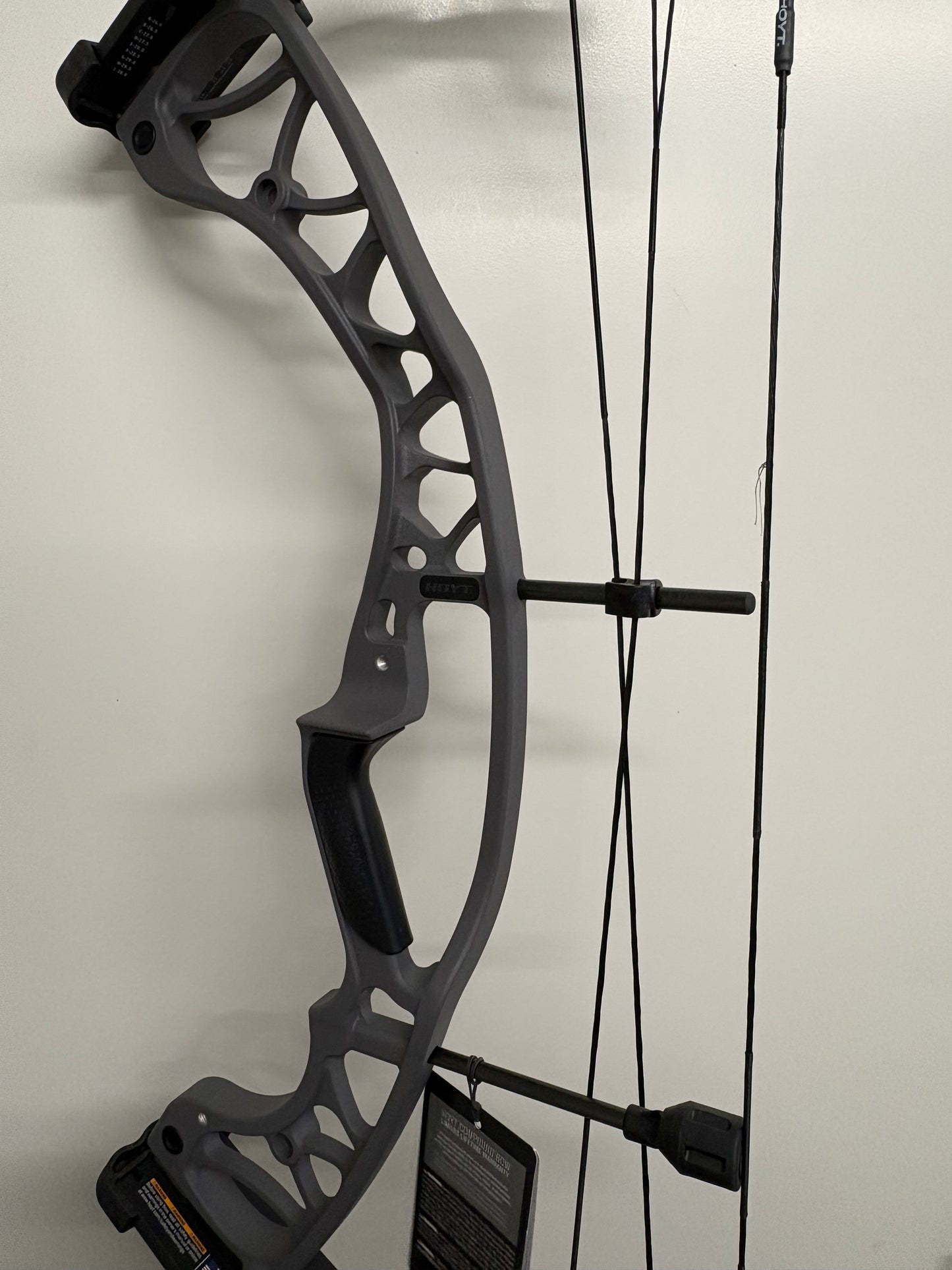 Hoyt Torrex Compound Bow RH Tomstone 60-70 lbs - Show Model