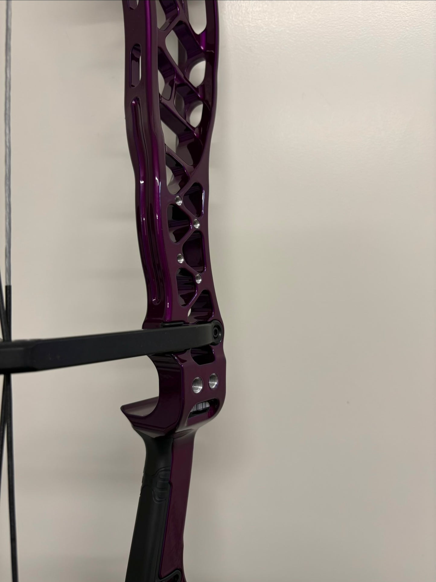 Bowtech Reckoning 39 Gen2 Compound Bow RH Illusion Violet 50-60 lbs Medium Cam - NEW