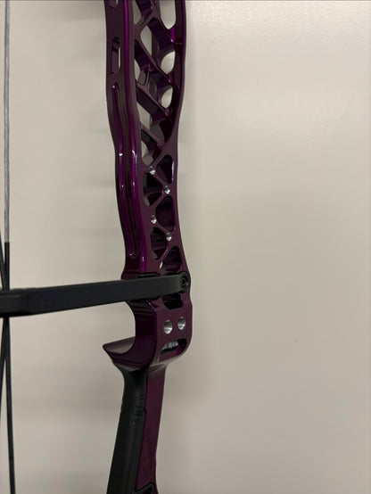 Bowtech Reckoning 39 Gen2 Compound Bow RH Illusion Violet 50-60 lbs Medium Cam - NEW