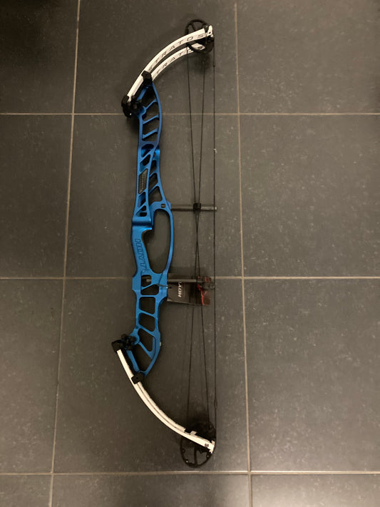 Hoyt Stratos 40 Compound Bow RH Cosmo Blue SVX #4 50-60 lbs - Show Model
