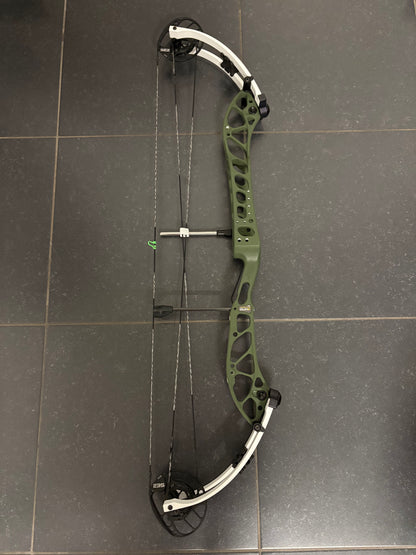 PSE Dominator Duo X 40 SE2 Compound Bow LH/RH Green 50-60 lbs - Show Model