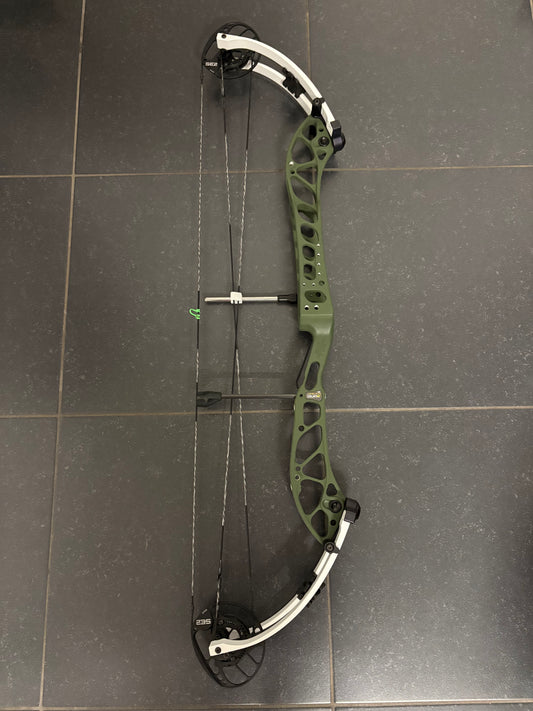 PSE Dominator Duo X 40 SE2 Compound Bow LH/RH Green 50-60 lbs - Show Model