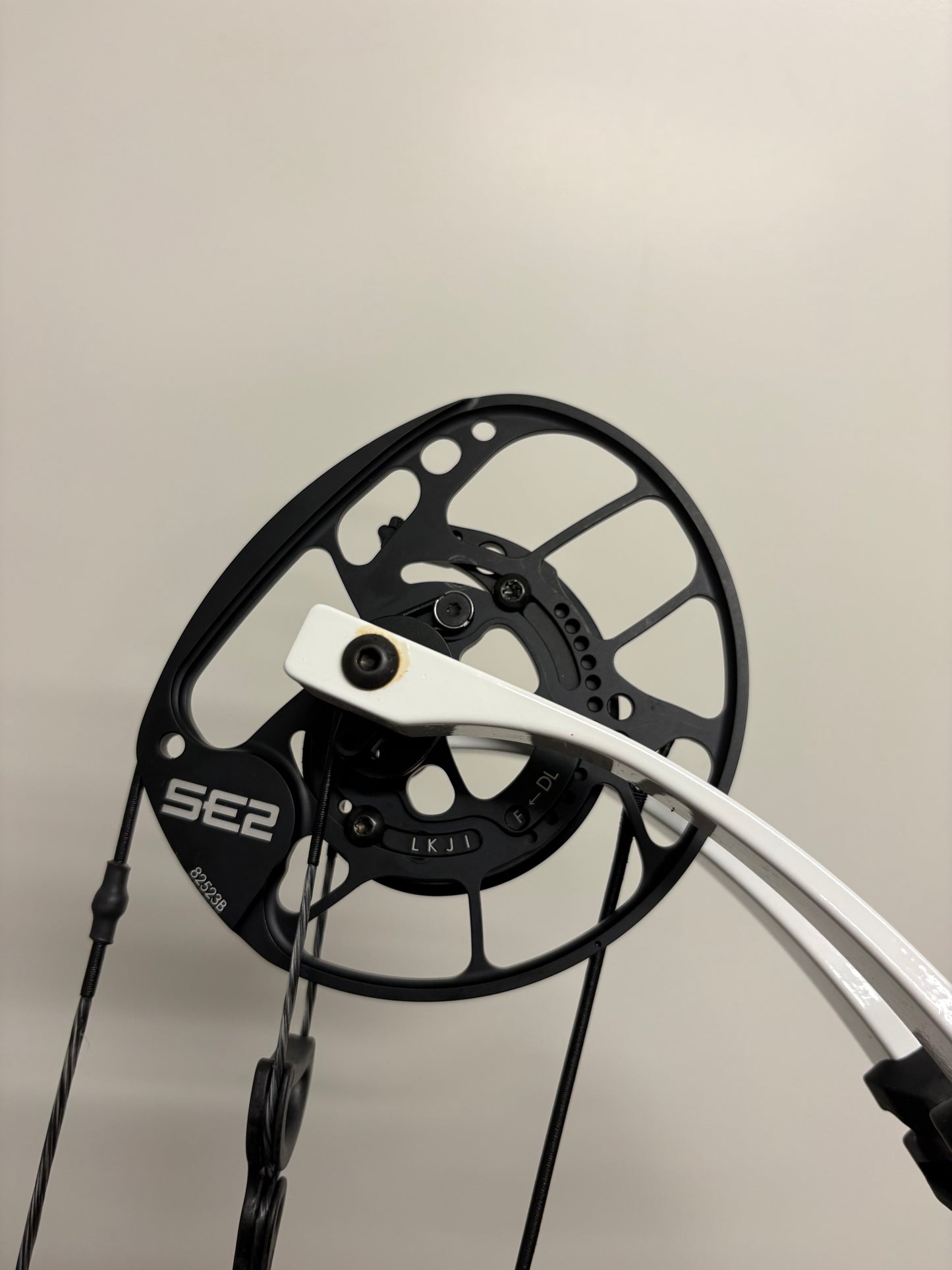 PSE Dominator Duo X 40 SE2 Compound Bow LH/RH Green 50-60 lbs - Show Model