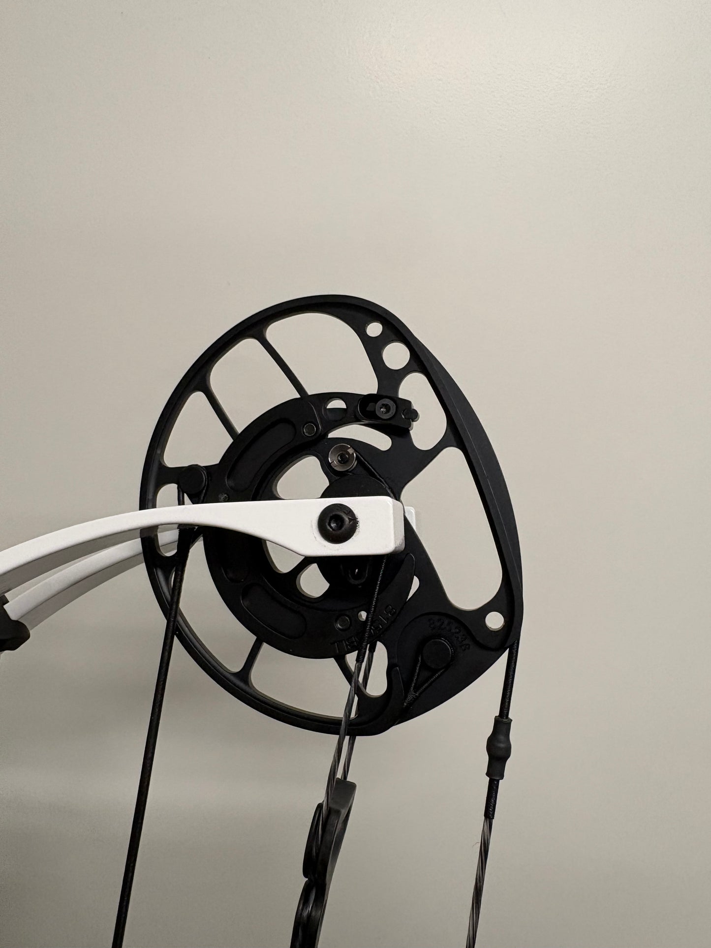 PSE Dominator Duo X 40 SE2 Compound Bow LH/RH Green 50-60 lbs - Show Model