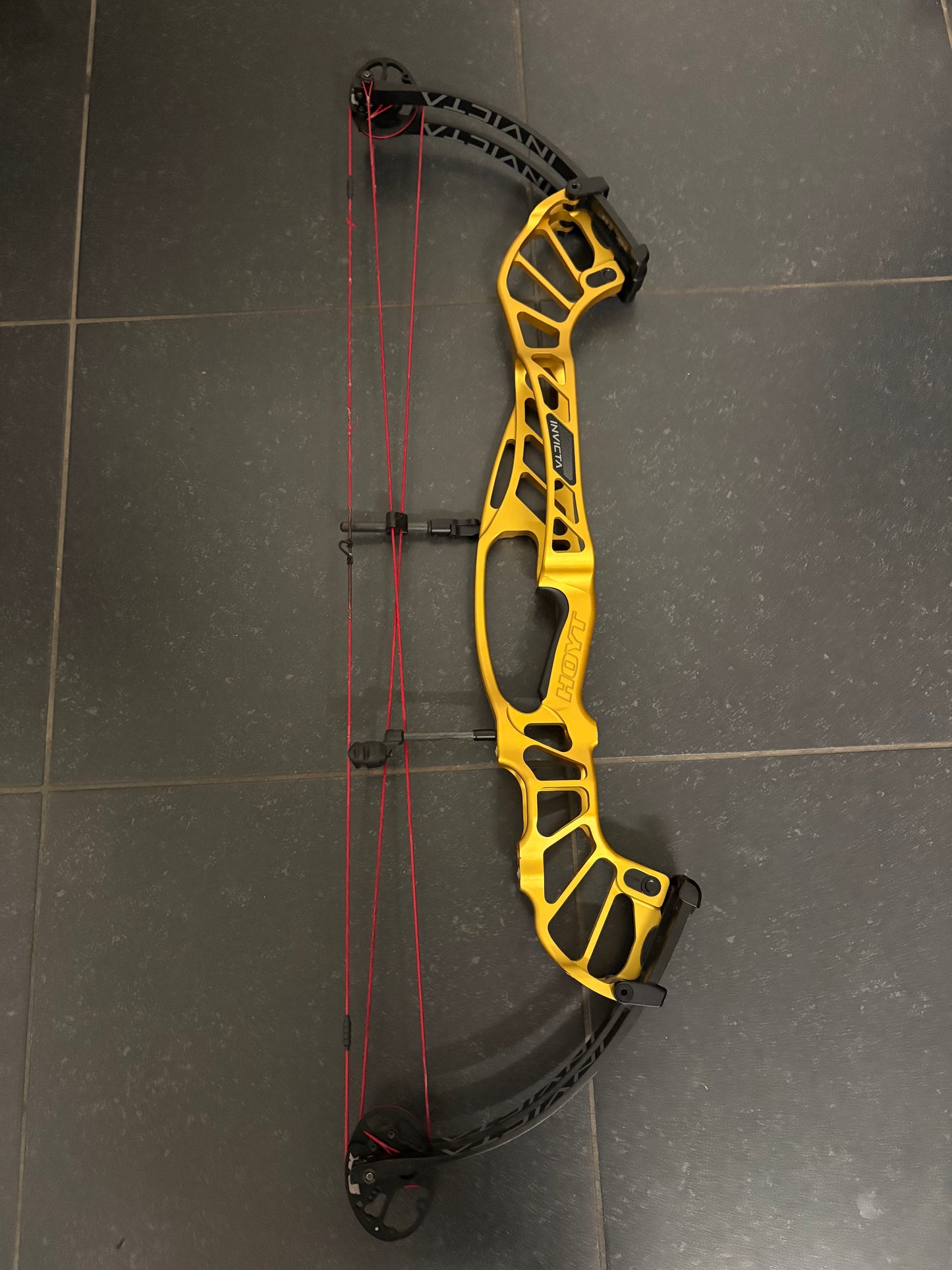 Hoyt Invicta 37 Compound Bow LH Gold SVX #2 50-60 lbs - Used (#1.1)
