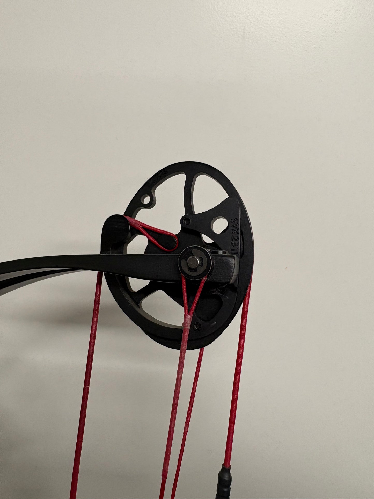 Hoyt Invicta 37 Compound Bow LH Gold SVX #2 50-60 lbs - Used (#1.1)