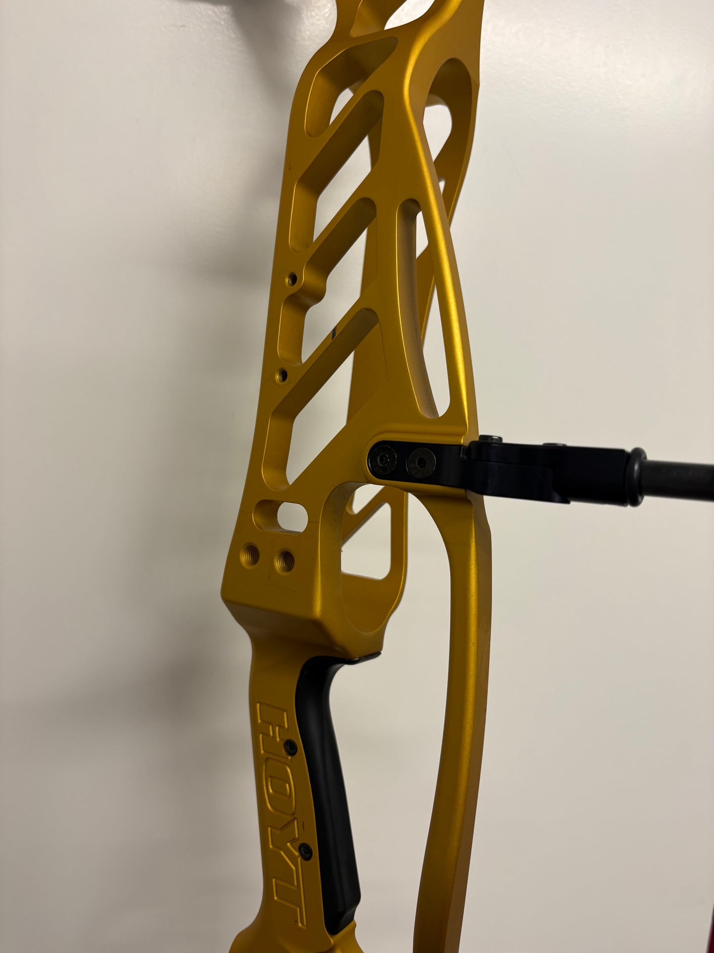 Hoyt Invicta 37 Compound Bow LH Gold SVX #2 50-60 lbs - Used (#1.1)