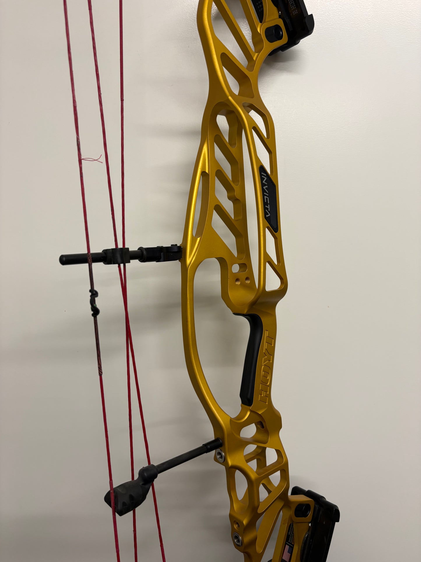 Hoyt Invicta 37 Compound Bow LH Gold SVX #2 50-60 lbs - Used (#1.1)