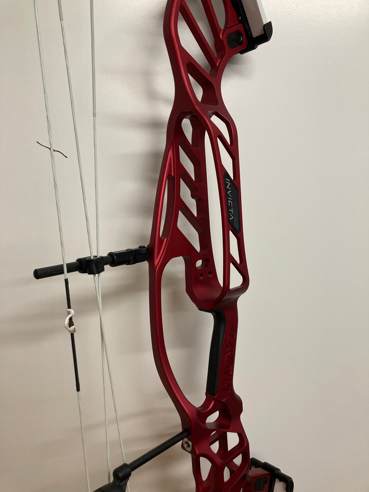 Hoyt Invicta 37 LH Red SVX #3 50-60 lbs - Used